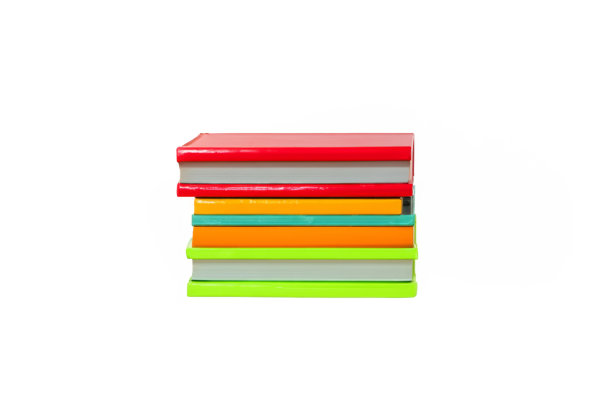 图片的侧视图是厚厚的精装书堆叠在白色的背景上，彼此孤立。图片下载