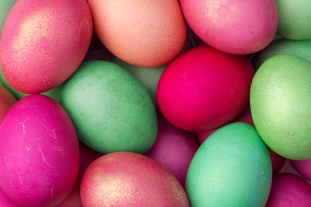 五颜六色的彩蛋躺在一个盘子里，复活节的背景，节日图片下载
