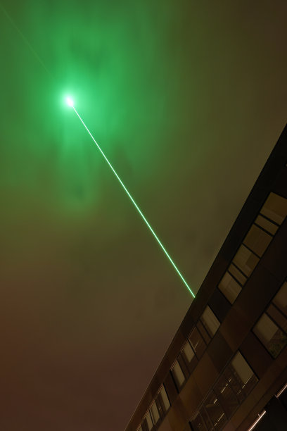 工厂大楼上的绿色激光。机器和工具技术。斯图加特,迪。图片下载