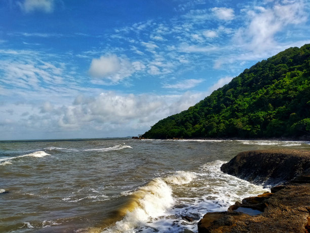 摄影图片有树、山、丁香、岩石、天空、大海、大海图片下载