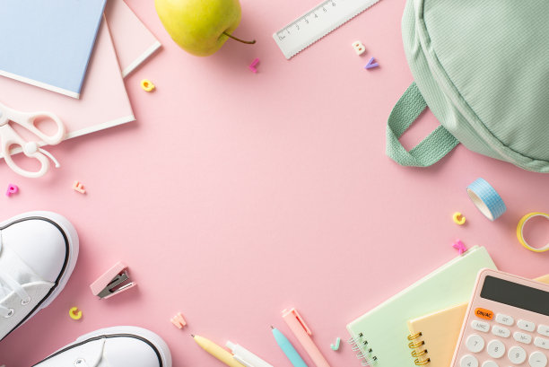 时尚女性学习用品概念。顶视图包，笔，尺子，胶带，剪刀，copybooks，字母，鞋子，苹果零食和更多的软粉色背景与框架的文字或广告图片下载