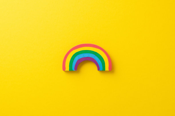 返校创意:创意高角度照片展示孩子的彩虹形状橡胶在明亮的黄色孤立的背景。可用于教育文本或广告内容的复制空间图片下载