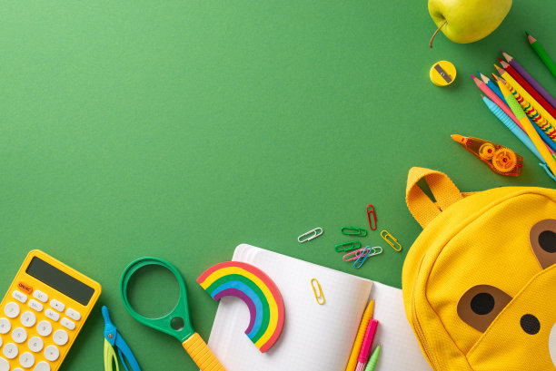 返校创意:一张迷人的俯视图照片，绿色的黑板上装饰着一系列充满活力的学习用品和背包。为文本或宣传内容提供的复制空间。图片下载