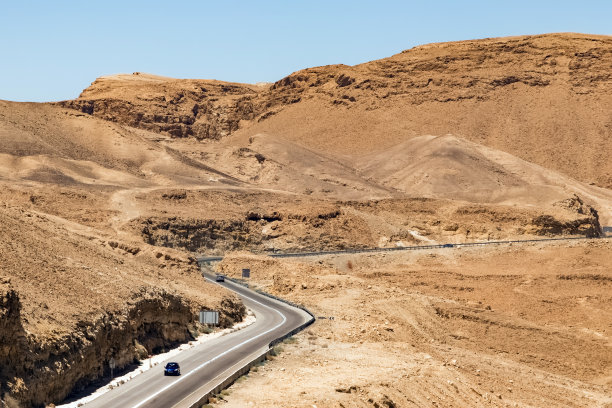 犹太沙漠山脉中的高速公路图片下载