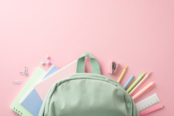 拥抱返校的兴奋。俯视图的文具安排在粉粉扇形，旁边的鼠尾草帆布背包。现在就宣传你的信息图片下载