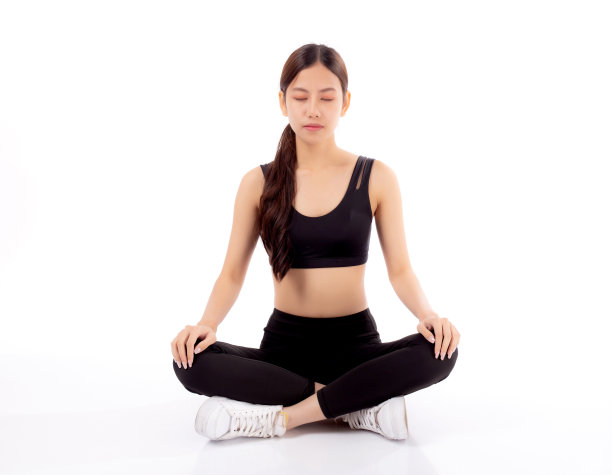 肖像美丽的年轻亚洲女子练习瑜伽与坐姿势冥想与和平孤立的白色背景，女孩训练锻炼与放松和冷静的平衡，运动的概念。图片下载