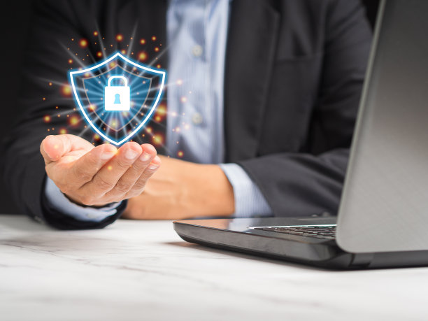 数据加密。商人在虚拟界面上保护数据个人信息图片下载