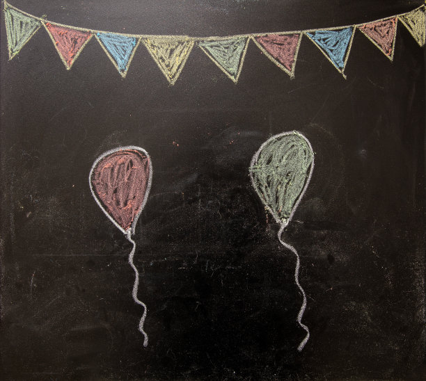 黑板上的气球和三角旗图片下载