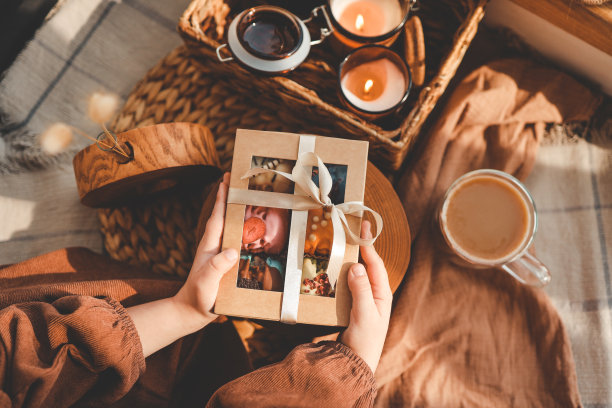 手里拿着马卡龙的盒子，节日的包装图片下载