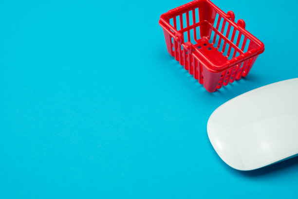 网上购物或电子商务的现代生活方式概念。红色的篮子和鼠标在蓝色的背景与复制空间。图片下载