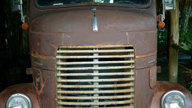 前视图的旧古董车为您的文字，经典的风格概念。图片下载