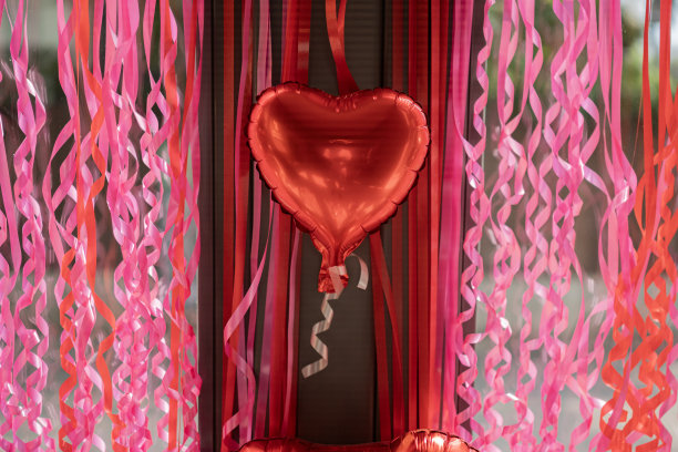 一套气球。一束红色心形铝箔气球。节日的庆祝活动。图片下载