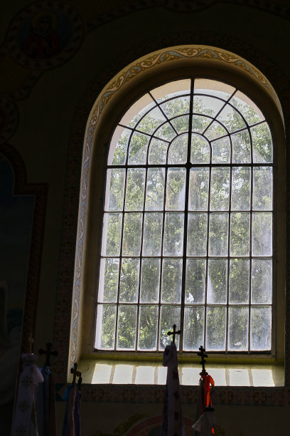 教堂的大拱形窗户。从房间看。图片下载