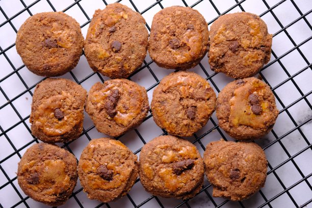 开斋节饼干，巧克力饼干，巧克力碎饼干放在冷却架上。通常在开斋节和圣诞节期间供应。开斋节和圣诞蛋糕。图片下载