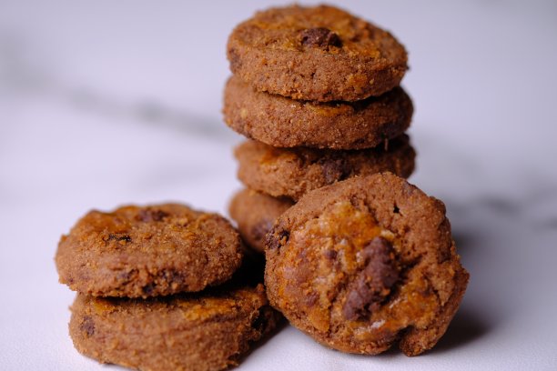 开斋节饼干，巧克力饼干，巧克力碎饼干放在冷却架上。通常在开斋节和圣诞节期间供应。开斋节和圣诞蛋糕。图片下载