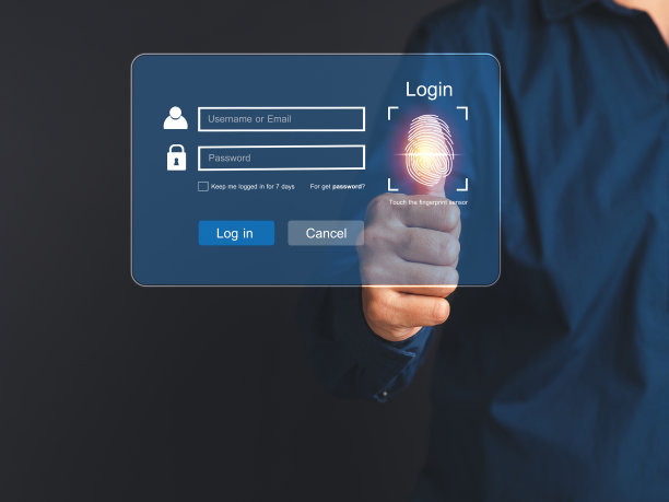 一名年轻人站在灰色背景上扫描指纹生物识别身份以获取个人数据图片下载