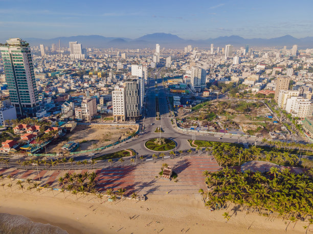 美丽的美溪海滩从无人机在岘港，越南，街道和建筑物附近的中央海滩和大海。无人机拍摄的照片图片下载