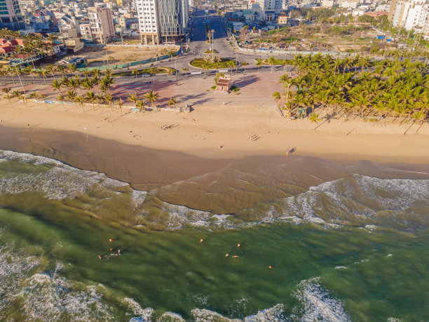 美丽的美溪海滩从无人机在岘港，越南，街道和建筑物附近的中央海滩和大海。无人机拍摄的照片图片下载