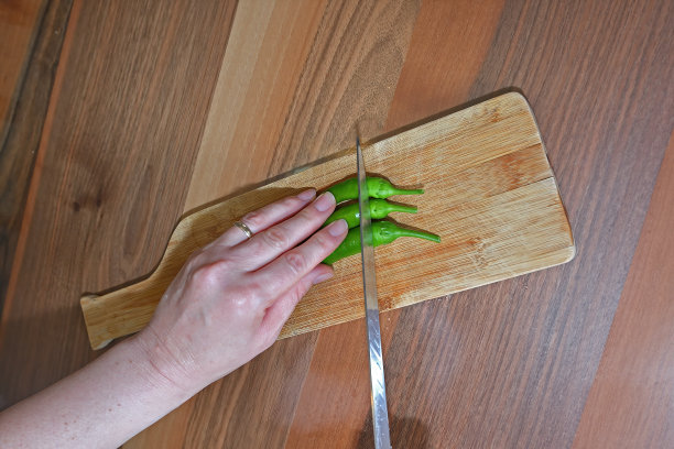 切青椒做沙拉。图片下载