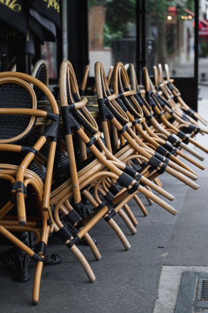 在一家空无一人的咖啡馆里，藤椅被打翻了图片下载