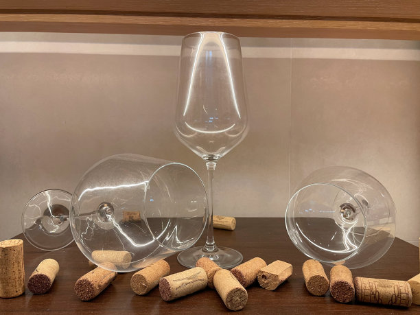 木架子上的葡萄酒杯和葡萄酒软木塞。图片下载