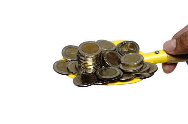 一堆堆孤立在白色背景上的硬币，商业投资概念，货币-财政-收入概念图片下载