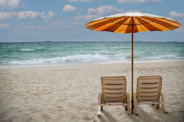 沙滩椅，白沙，遮阳伞，海浪图片下载