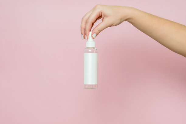 女人手里的化妆品瓶子。化妆品品牌模型。日常护肤和身体护理程序。图片下载