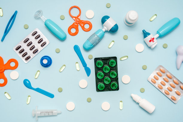 蓝色背景的各种医疗工具。平的。医疗保健和医疗概念图片下载