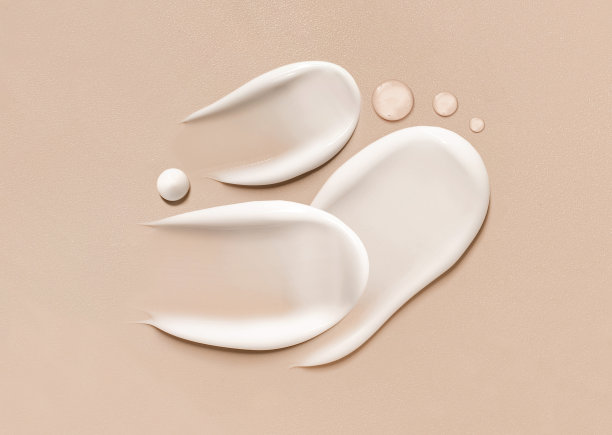 化妆品在米色背景上涂抹奶油质地图片下载