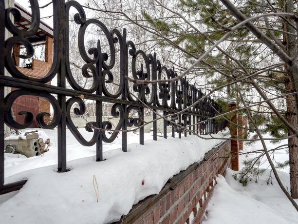 乡间别墅砖栅栏上锻造的开放式格子图片下载