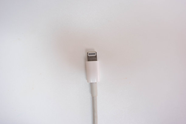 白色背景隔离的手机充电头闪电充电器图片下载