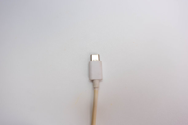 白色背景隔离的手机充电头闪电充电器图片下载