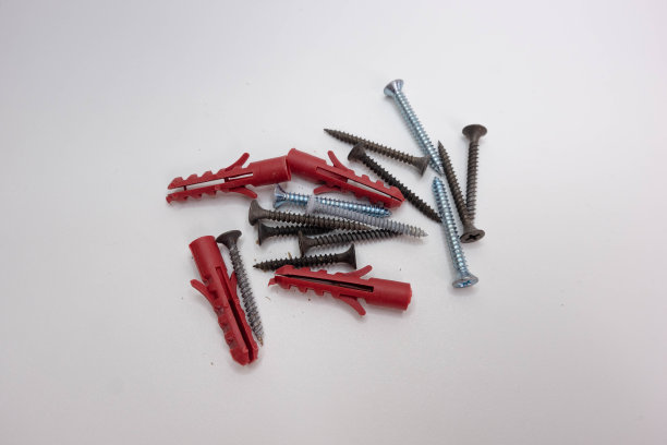 罗尔斯塞红色，与钉子塑料墙锚隔离在白色背景。图片下载