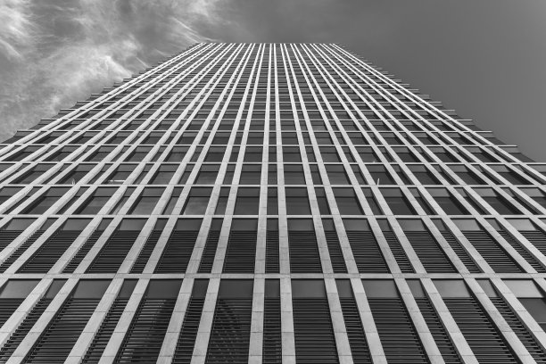 阿斯塔纳市中心黑白相间的高层建筑图片下载