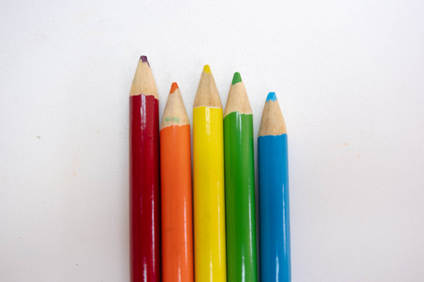 彩色铅笔隔离白色背景图片下载
