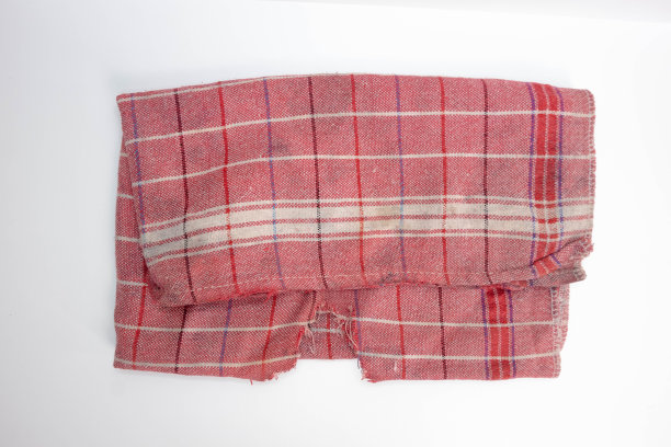 肮脏的红白条纹厨房毛巾，孤立的白色背景。印尼人通常称之为“topo”图片下载