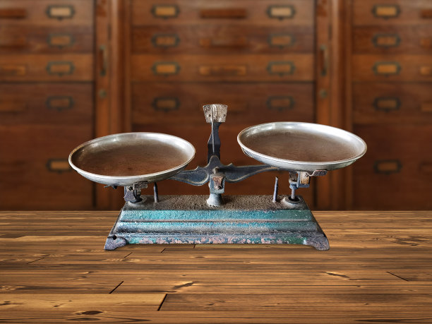 中国或泰国草药店里的古天平是空的。亚洲古董图片下载