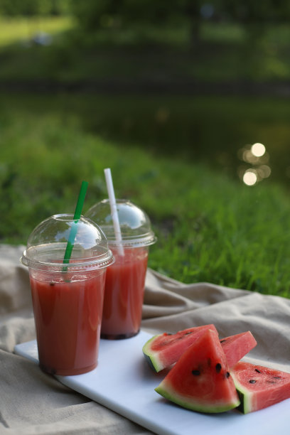 成熟多汁可口的西瓜图片下载