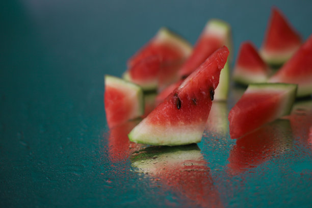 成熟多汁的夏季西瓜片图片下载