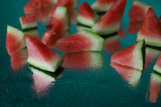 成熟多汁的夏季西瓜片图片下载