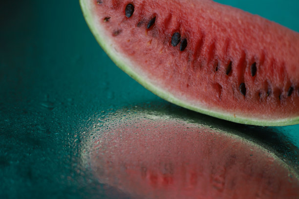 成熟多汁的夏季西瓜片图片下载