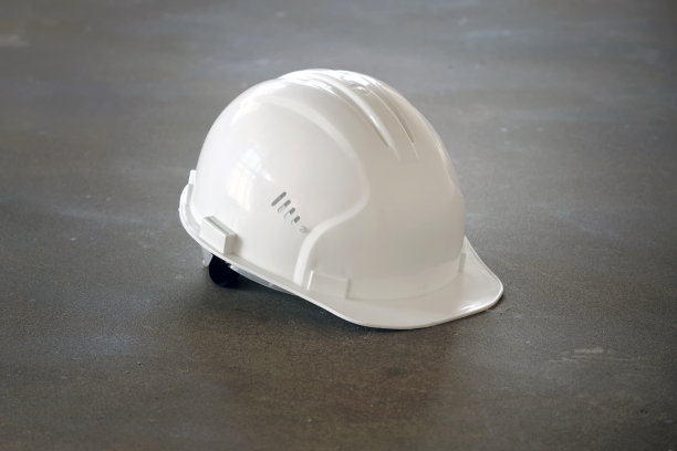 一栋在建房屋的混凝土地板上铺着一个白色的保护性塑料外壳。图片下载