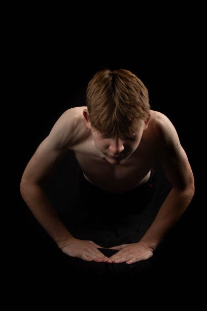 十几岁的男孩在做俯卧撑图片下载