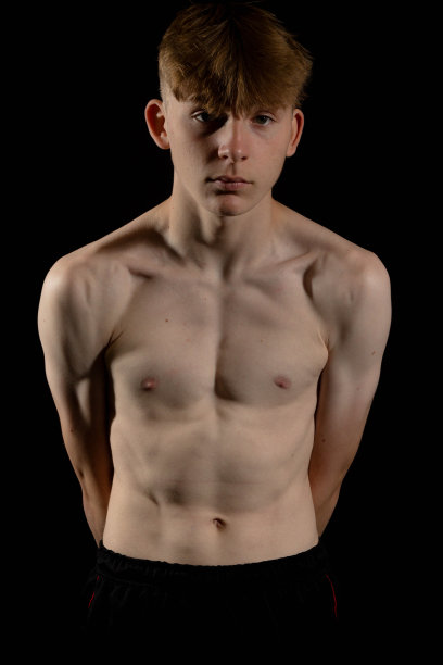 十几岁的男孩在秀肌肉图片下载