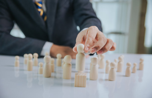 商人防范木块掉落的计划和策略与商业风险。选择和保护投资保险业务经营风险控制理念。图片下载