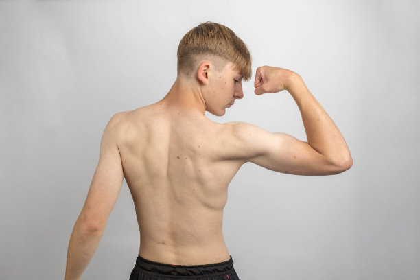 十几岁的男孩从后面弯曲图片下载