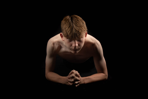 十几岁的男孩在做平板支撑图片下载