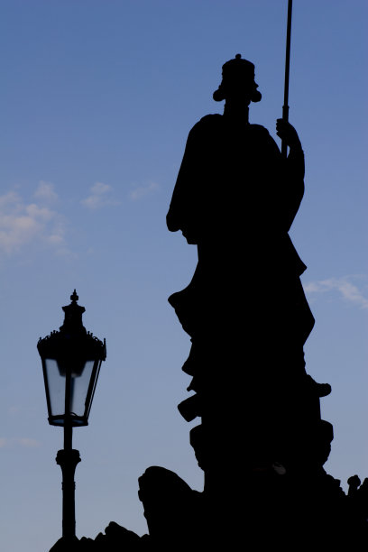 布拉格——查理大桥上雕像的剪影图片下载