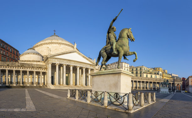那不勒斯-圣弗朗西斯科大教堂和那不勒斯查理七世纪念碑-全民广场。图片下载